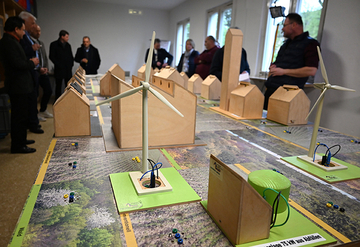 Modell-Energiespardorf des Bund Naturschutz in der Umweltstation Ensdorf: ein riesiges Spielbrett mit Energieerzeugern und -verbrauchern