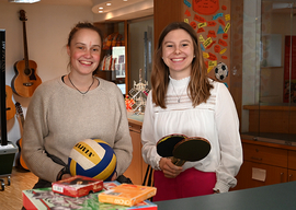  Fiona Kennerknecht und Julia Rutz (v.l.) machen ihr Semesterpraktikum im Bildungshaus Kloster Ensdorf