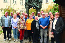 Geschäftsführer Andreas Halbig (rechts) ehrte Mitarbeitende des  Caritas-Don Bosco Bildungszentrums Würzburg
