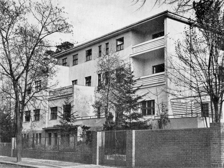 Rodenstock-Haus, Berlin Historisches Schwarz-Weiß-Foto: Das Rodenstock-Haus in Berlin, ein modernistisches Gebäude mit Balkonen und Bäumen.