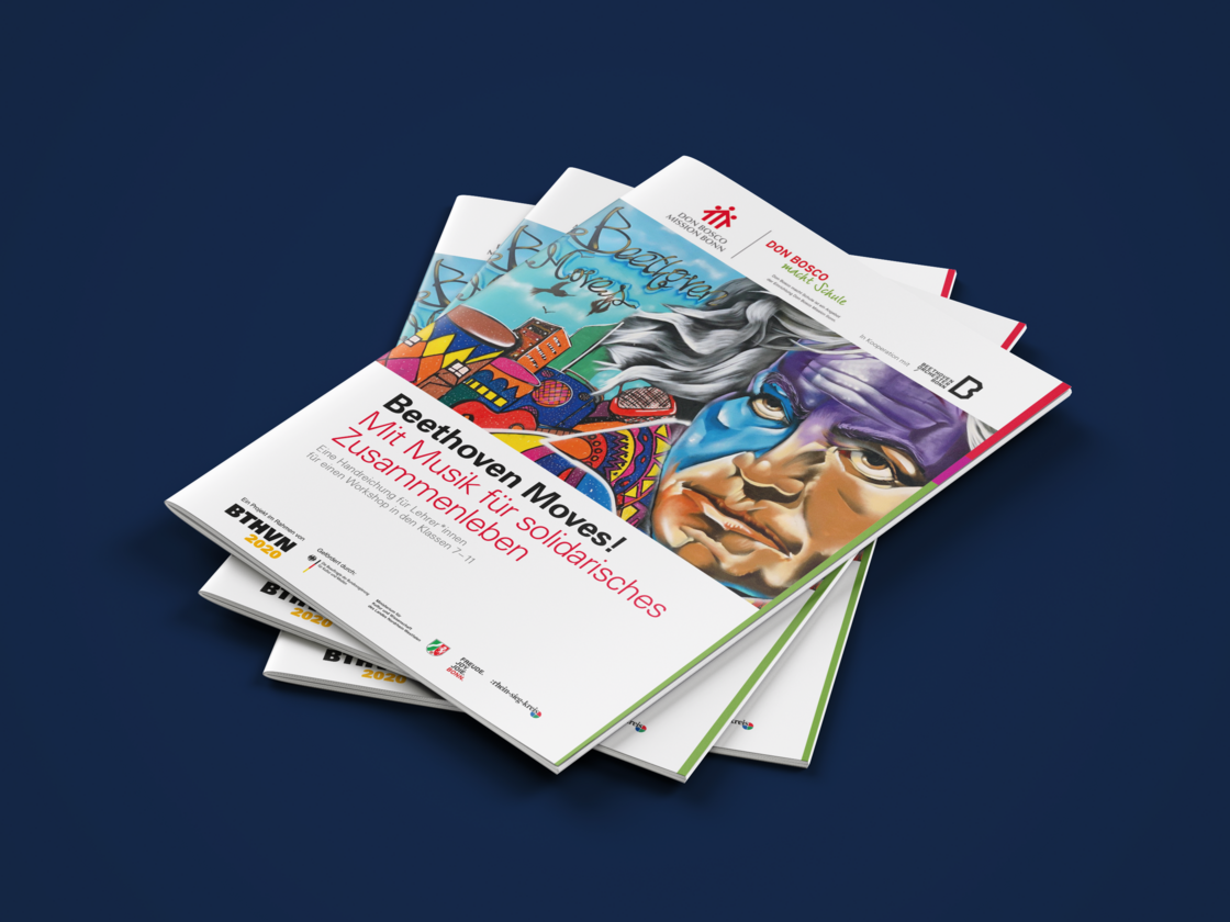Stapel von Broschüren „Beethoven Moves! Mit Musik für solidarisches Zusammenleben“ mit künstlerischem Beethoven-Porträt.