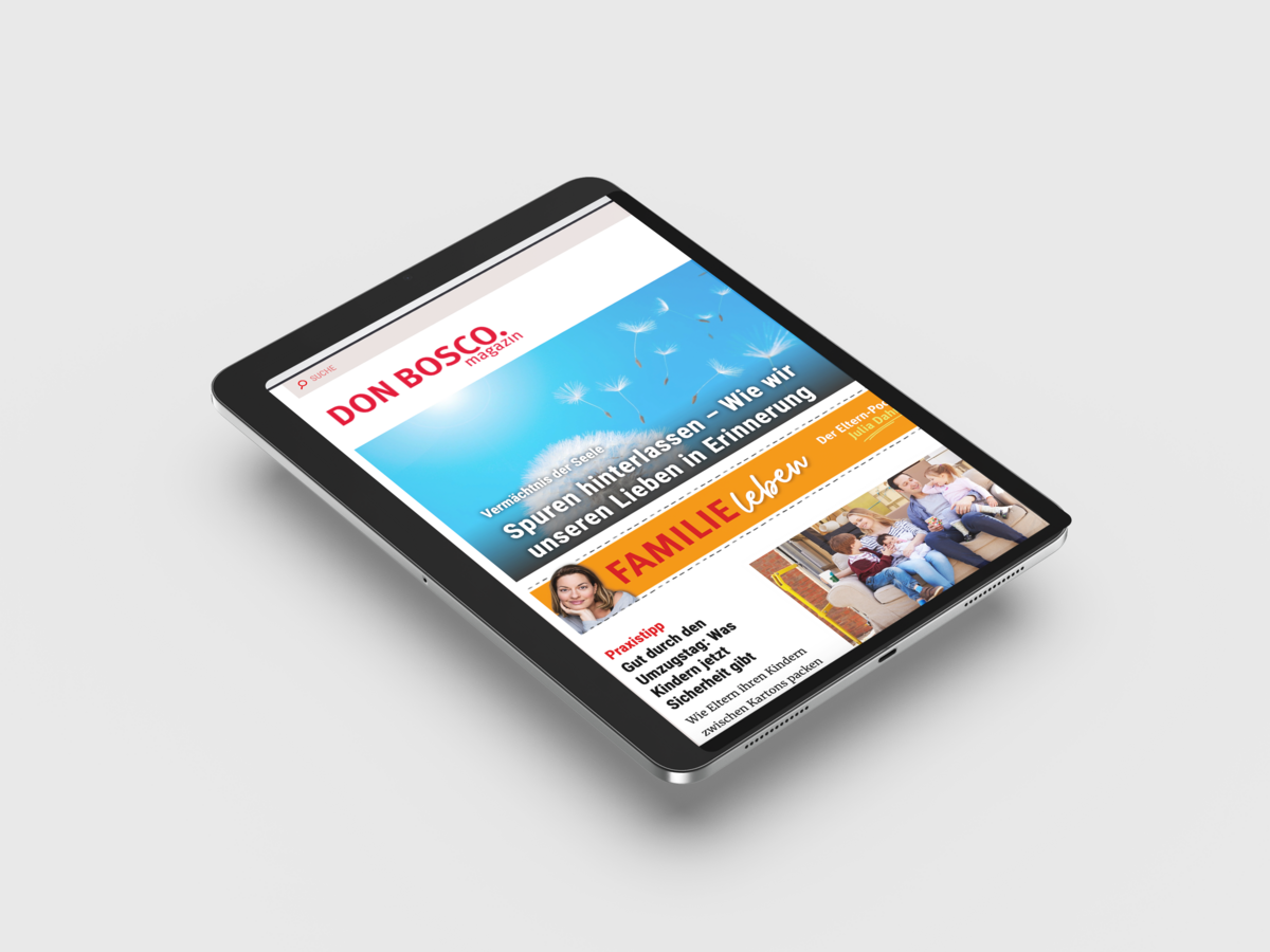 Ein Tablet zeigt die Startseite des DON BOSCO magazins mit Artikeln zu Familienthemen wie Spuren hinterlassen und Umzugstipps.