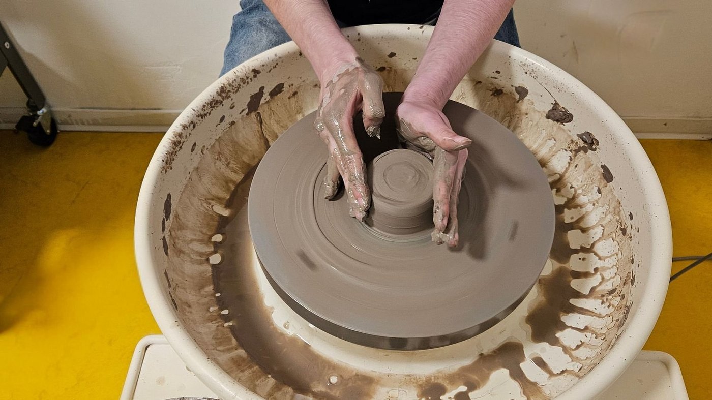 Hände, die töpfern.