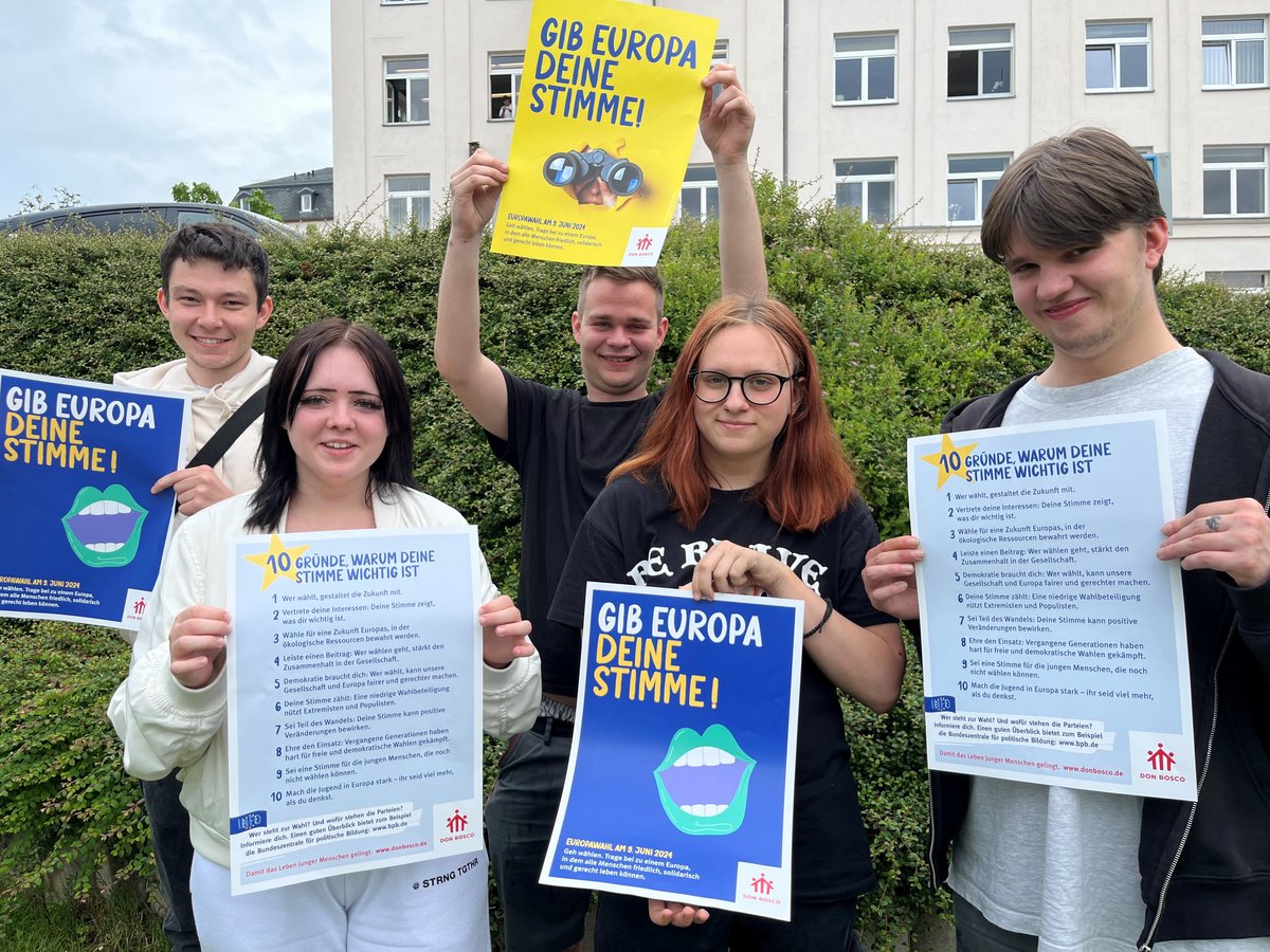 Fünf junge Leute halten Plakate hoch, die zur EU-Wahl aufrufen: 'Gib Europa deine Stimme!' und '10 Gründe, warum deine Stimme wichtig ist'.