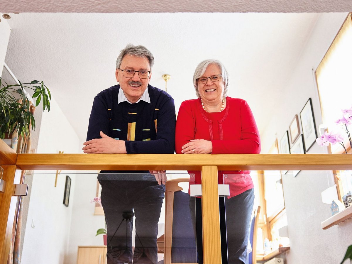 Mann und Frau lehnen an Geländer 