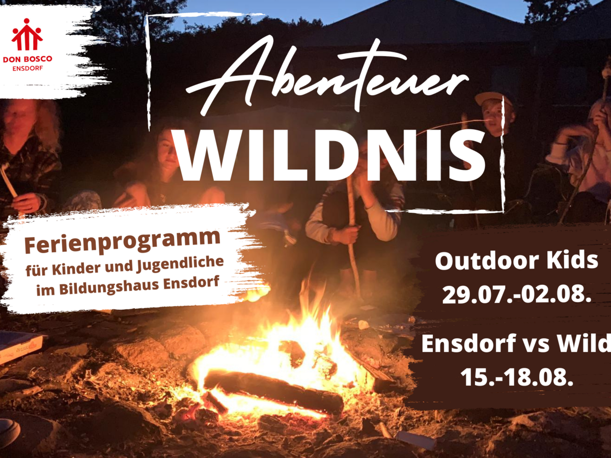 Kinder und Jugendliche sitzen nachts am Lagerfeuer beim Don Bosco Ensdorf 'Abenteuer Wildnis' Ferienprogramm mit Terminen.