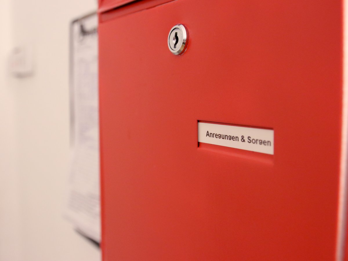 Nahaufnahme einer roten Anregungen & Sorgen Box mit einem Schlüsselloch.