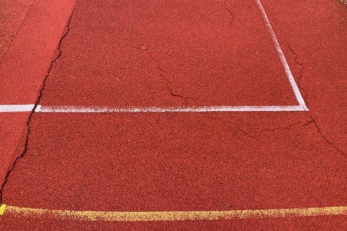 Sportplatz mit beschädigtem Belag