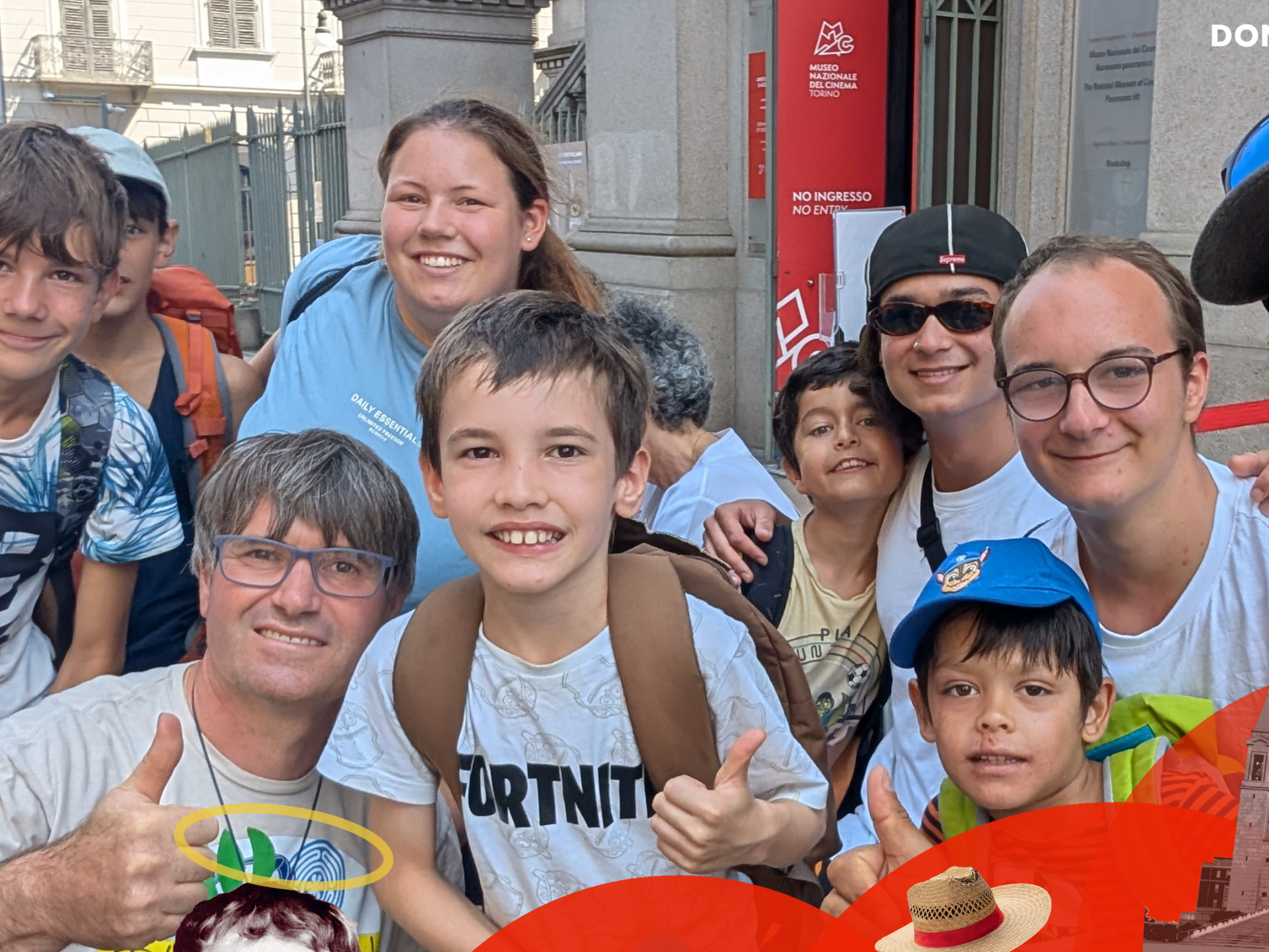Lachende Gruppe Kinder und Erwachsene vor Gebäude, mit Don Bosco Logo und Text: Sommercamp 2026 in Würzburg.