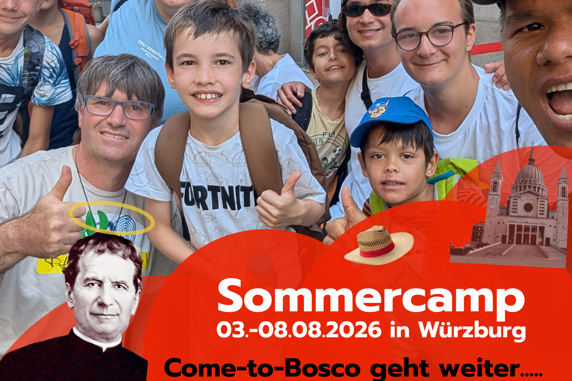 Lachende Gruppe Kinder und Erwachsene vor Gebäude, mit Don Bosco Logo und Text: Sommercamp 2026 in Würzburg.