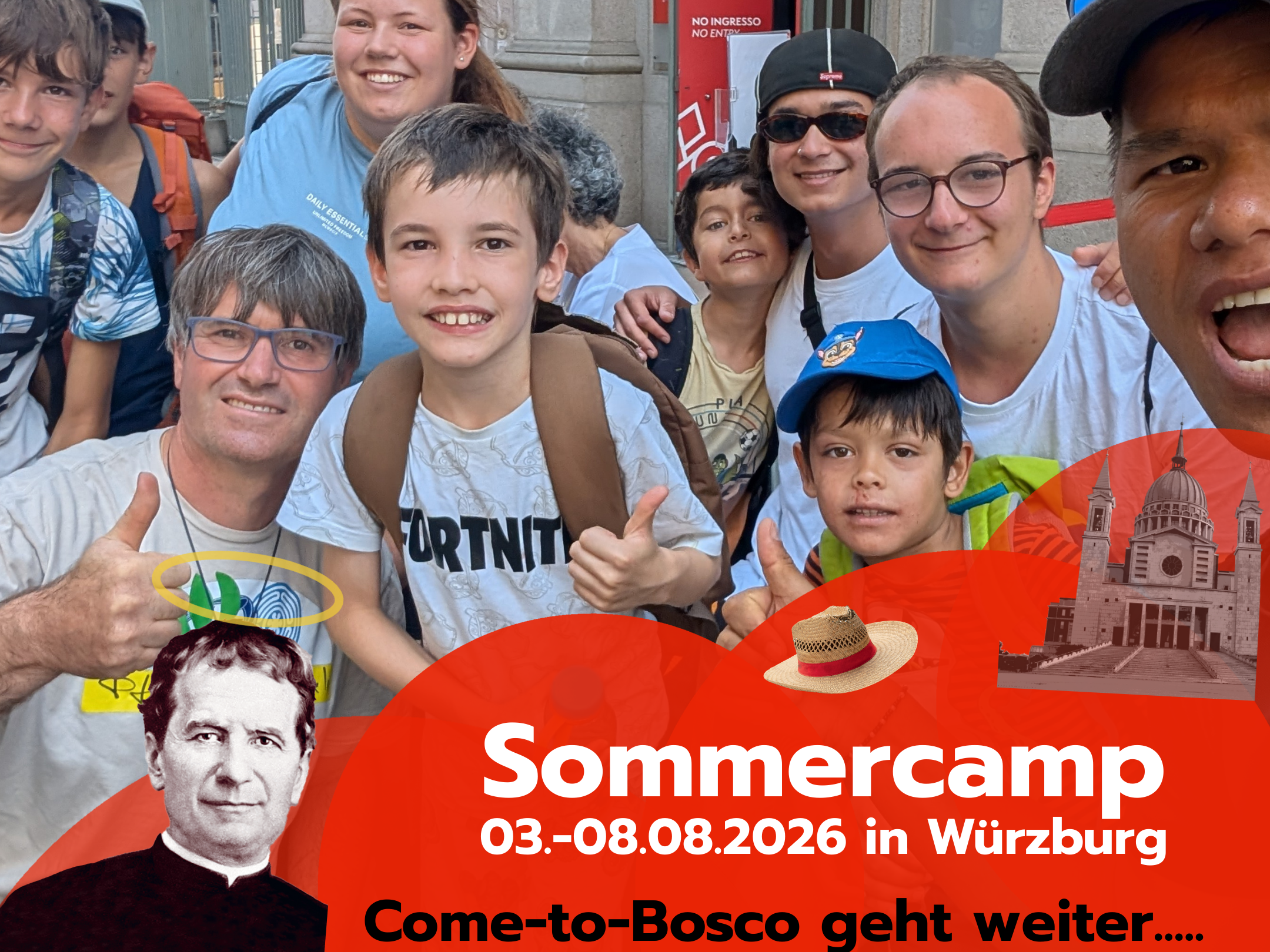 Lachende Gruppe Kinder und Erwachsene vor Gebäude, mit Don Bosco Logo und Text: Sommercamp 2026 in Würzburg.