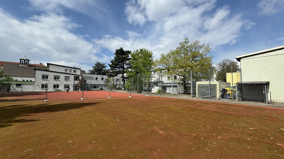 Sportplatz von Don Bosco Nürnberg mit Absperrgittern für Sanierung
