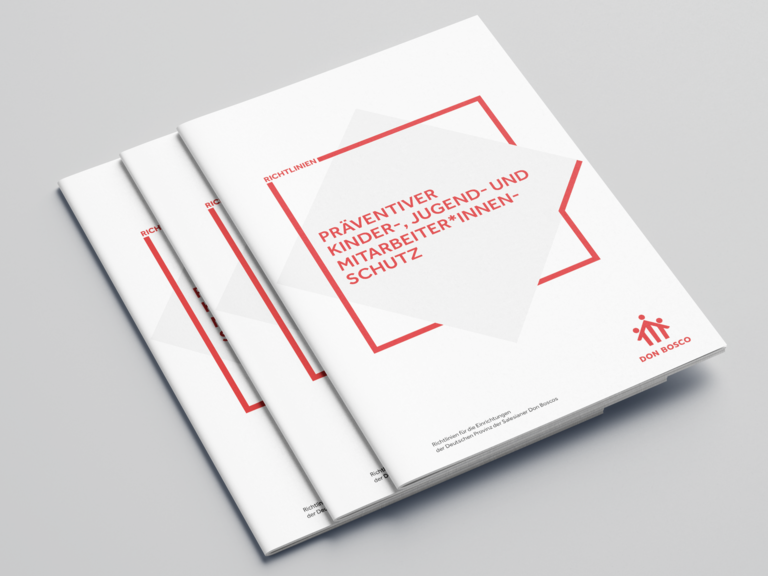 Drei weiße Broschüren mit rotem Text und Logo. Titel: Richtlinien Präventiver Kinder-, Jugend- und Mitarbeiter*innen-Schutz.