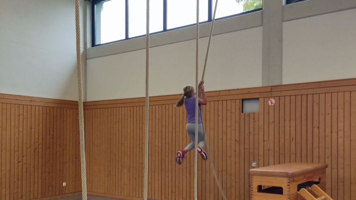 Kind turnt an Seilen in Sporthalle von Don Bosco Pfaffendorf 