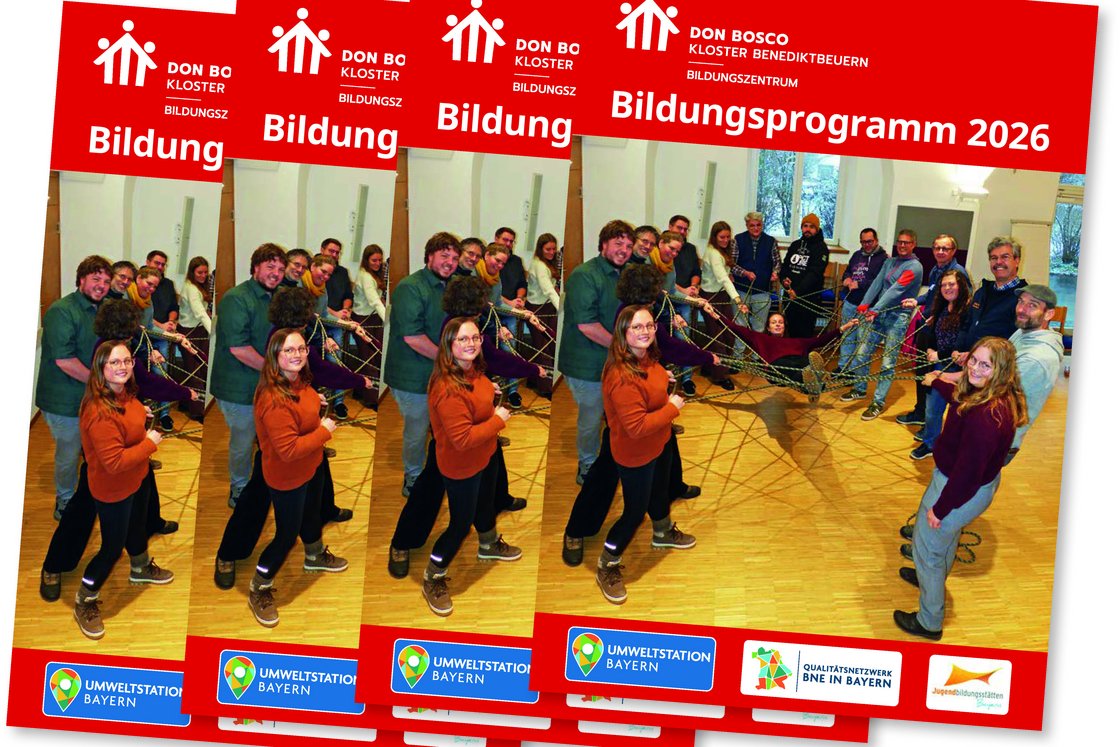 Rote Don Bosco Bildungsprogramm 2026 Broschüren, die eine Gruppe bei einer Teambuilding-Übung zeigen.