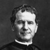 Schwarz-Weiß-Porträt des Heiligen Don Bosco, eines Priesters und Pädagogen, sitzend mit gefalteten Händen.