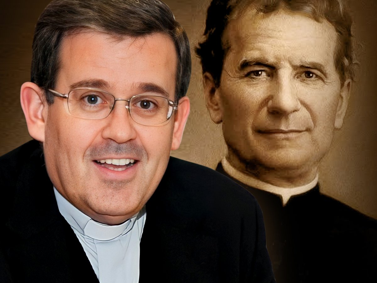 Lächelnder moderner Priester mit Brille im Vordergrund, Sepia-Porträt des Heiligen Don Bosco im Hintergrund.