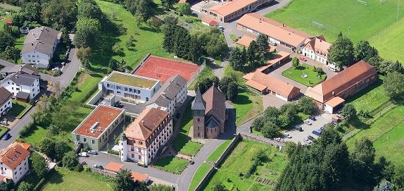 Vogelperspektive der Einrichtung in Sannerz mit Gebäuden, grüner Wiese und Bäumen
