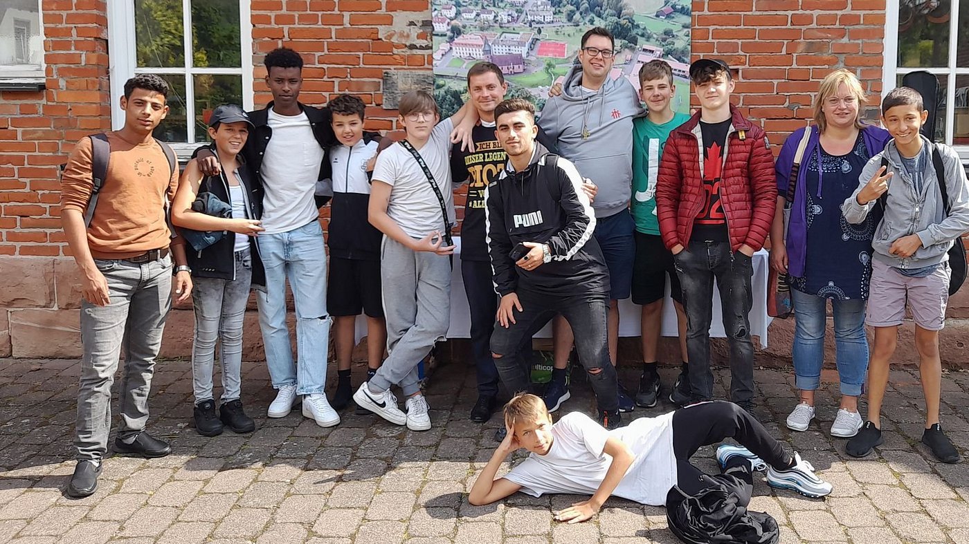 Gruppe Jugendlicher vor einem Gebäude.