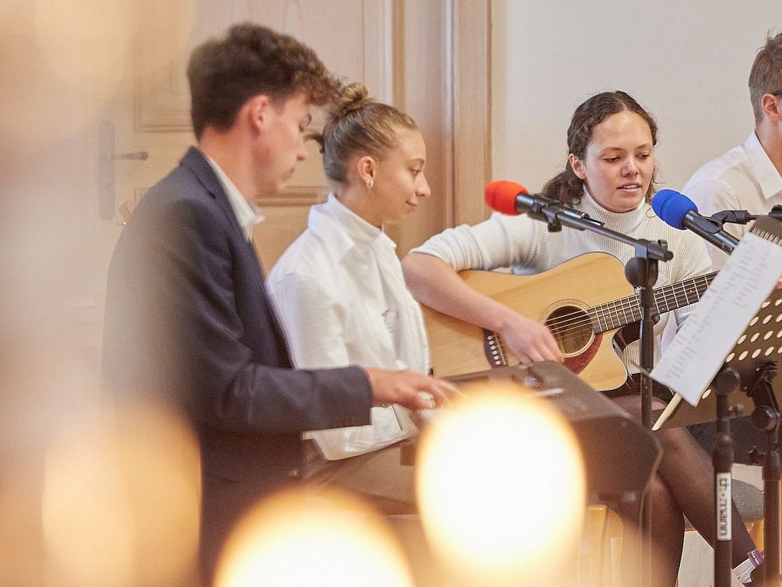 Jugendliche geben ein Konzert.