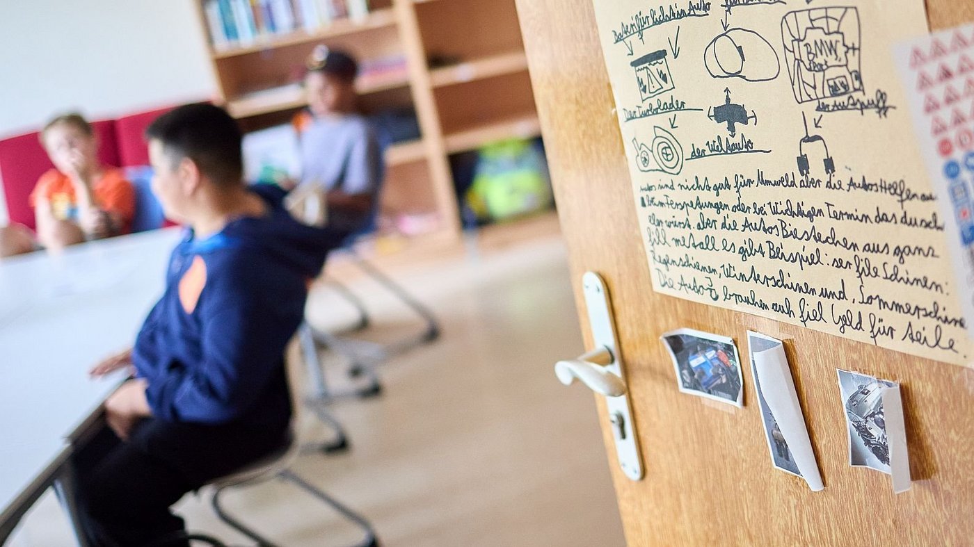 Eine Klassenzimmertür mit Aufklebern und Notizen.