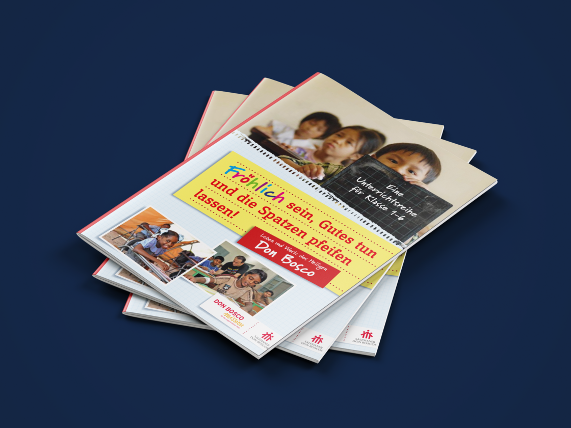 Stapel von Don Bosco Missions-Unterrichtsmaterialien mit Bildern lächelnder Kinder und Text wie 'Fröhlich sein, Gutes tun'.