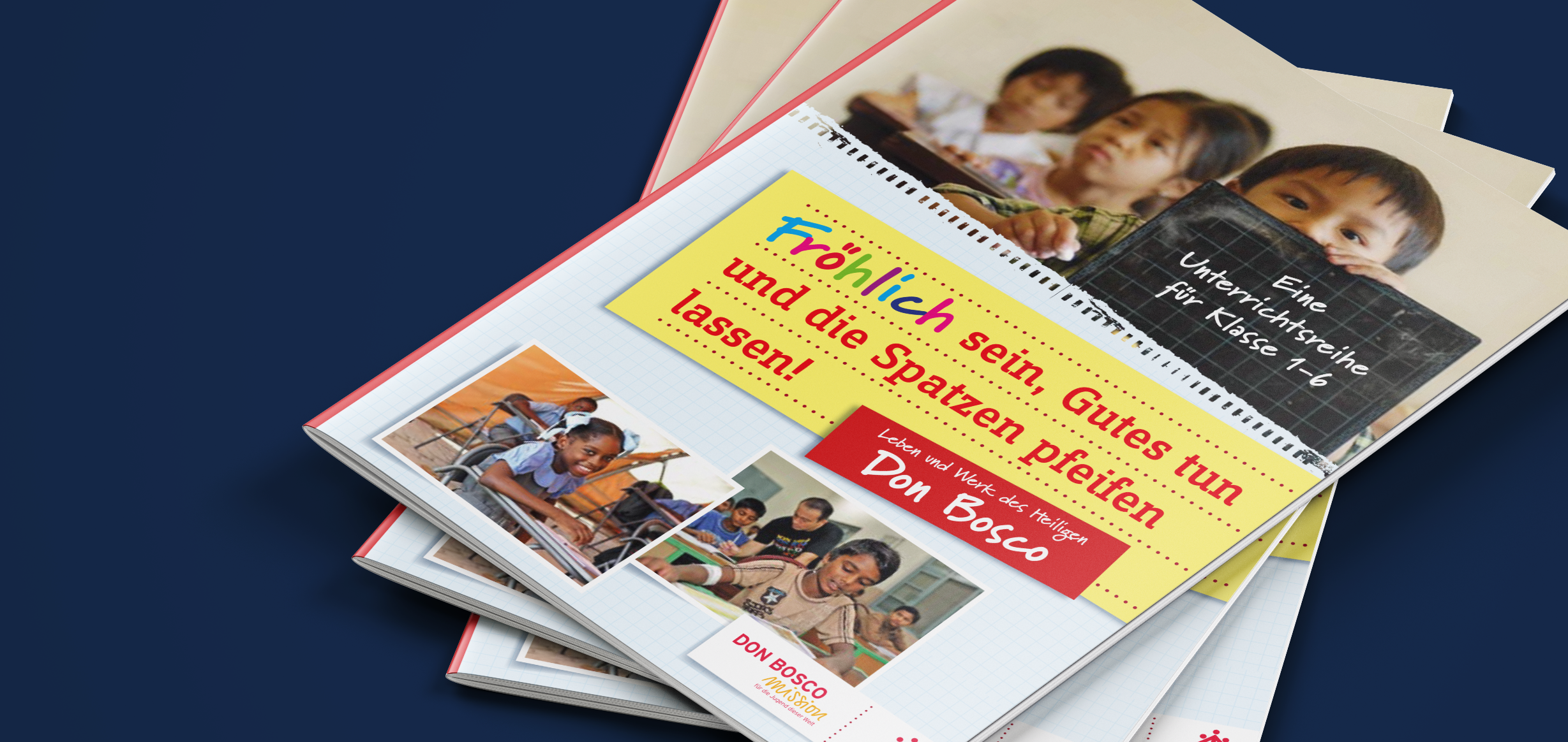 Stapel von Don Bosco Missions-Unterrichtsmaterialien mit Bildern lächelnder Kinder und Text wie 'Fröhlich sein, Gutes tun'.