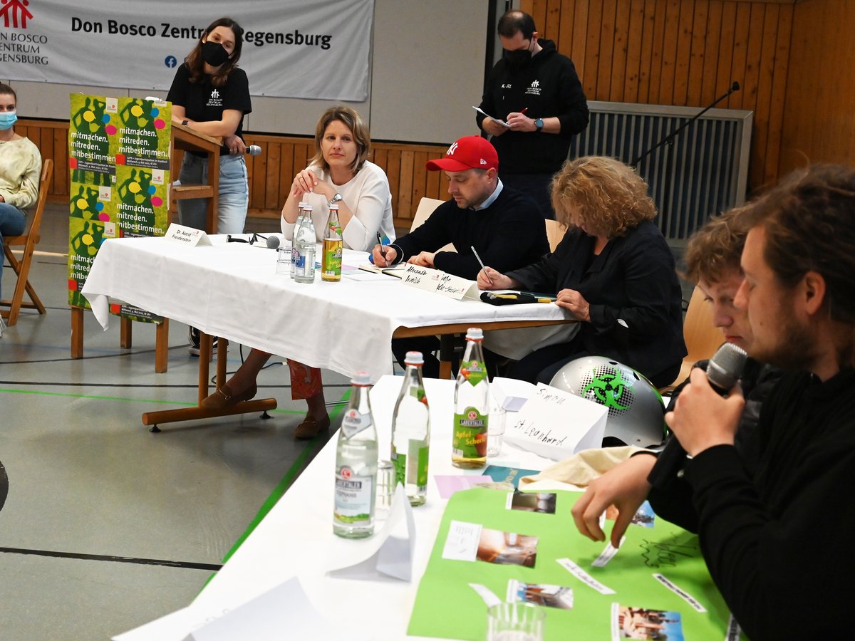 Menschen nehmen an einer Gemeindeversammlung oder Diskussion des Don Bosco Zentrums Regensburg teil.