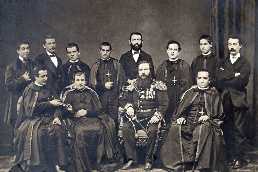 Gruppenporträt von zwölf Männern in gemischter Kleidung: Geistliche, Militär und Zivilisten, ca. Ende 19. Jh.