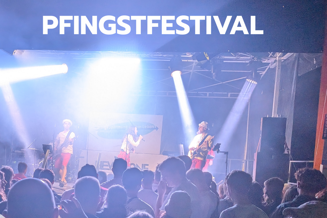 Pfingstfestival im Jugendkloster Ahmsen, 23.-25. Mai 2026. Eine Band spielt auf der Bühne vor einem Publikum.