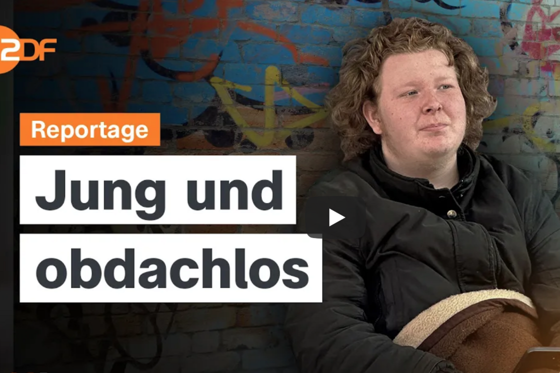 Ein junger Mensch mit lockigem Haar sitzt vor einer Graffitimauer. Text: 'Reportage: Jung und obdachlos', ZDF Logo.