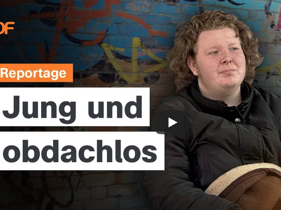 Ein junger Mensch mit lockigem Haar sitzt vor einer Graffitimauer. Text: 'Reportage: Jung und obdachlos', ZDF Logo.
