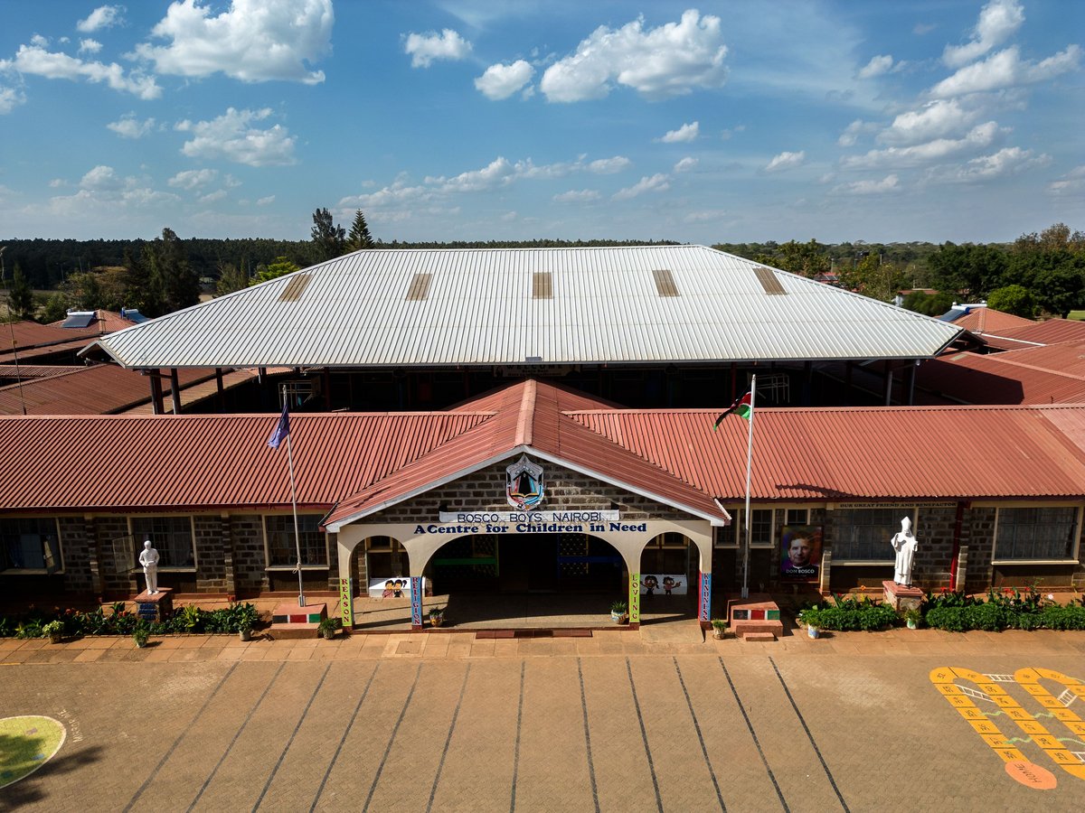 Luftaufnahme des Bosco Boys Zentrums Nairobi, einer Einrichtung für bedürftige Kinder, mit roten Dächern.