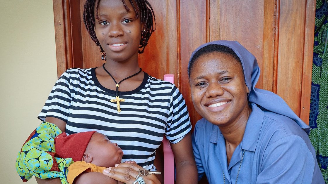 Eine Mutter mit ihrem Kind, begleitet von einer Don Bosco-Schwester