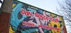 Buntes Don-Bosco-Club Kinder- und Jugendzentrum Banner mit QR-Code an einem Backsteingebäude.