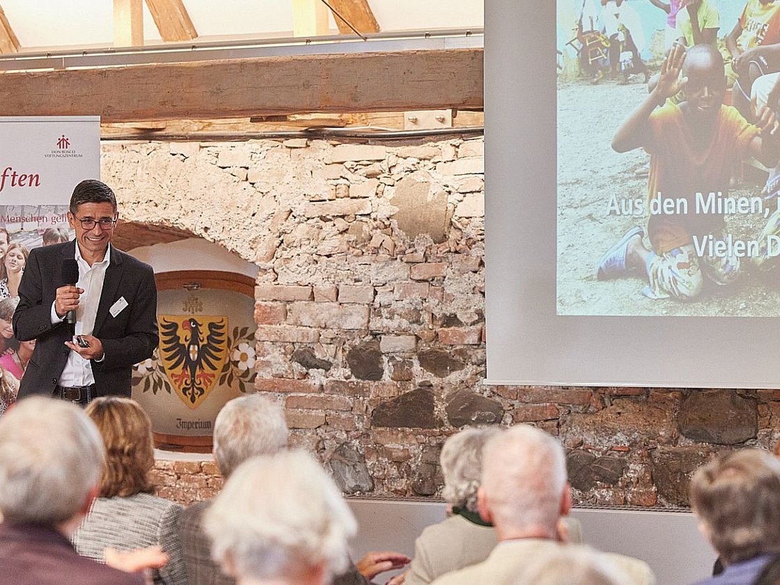 Dr. Nelson Penedo spricht vor einem Publikum.