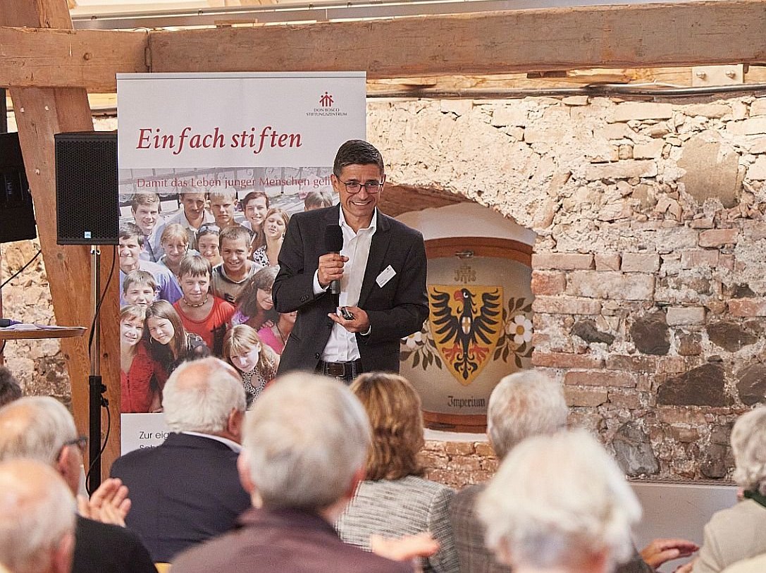 Dr. Nelson Penedo spricht vor einem Publikum.