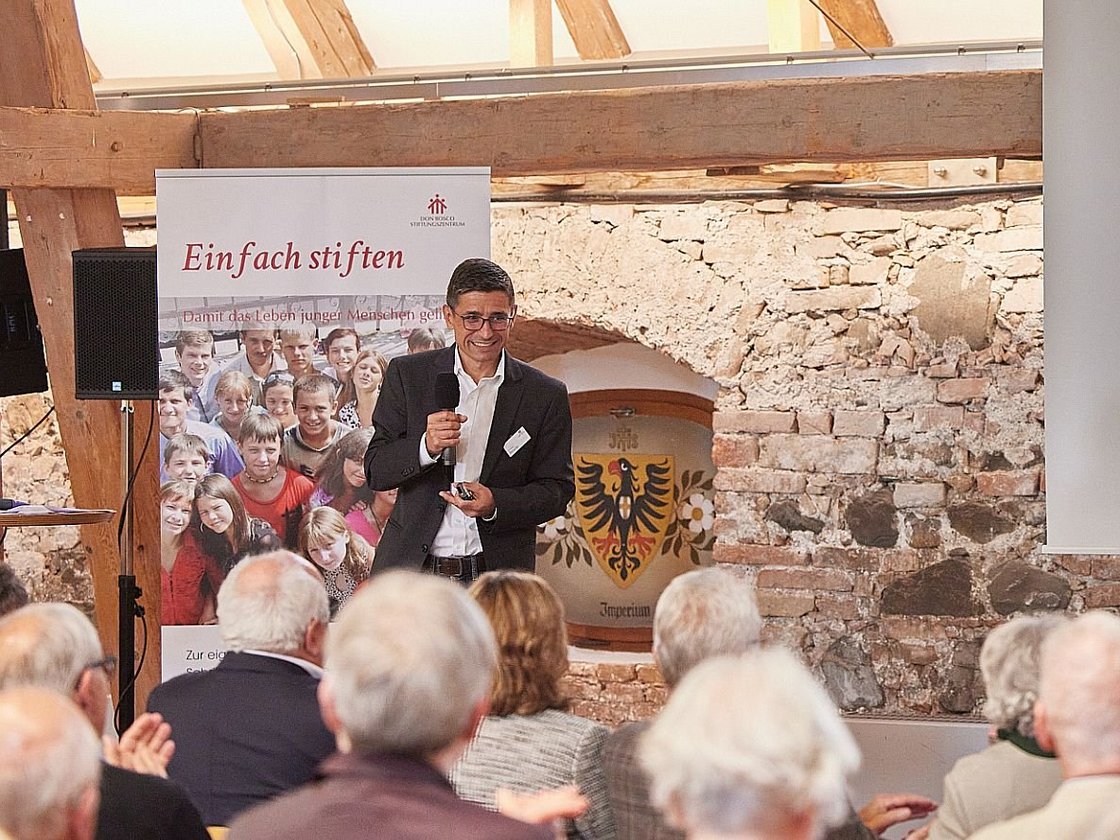 Dr. Nelson Penedo spricht vor einem Publikum.