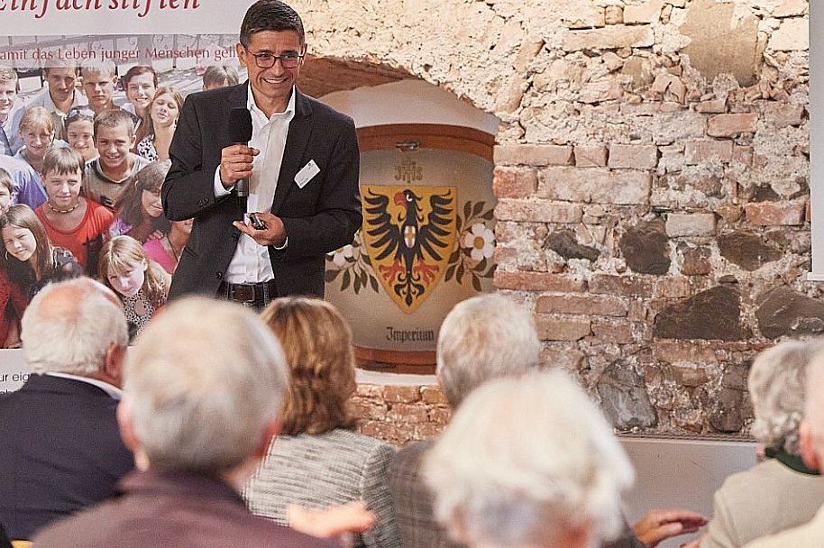 Dr. Nelson Penedo spricht vor einem Publikum.