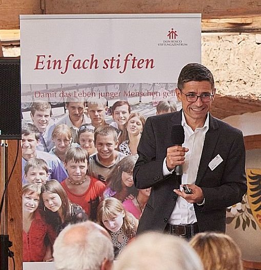 Dr. Nelson Penedo spricht vor einem Publikum.