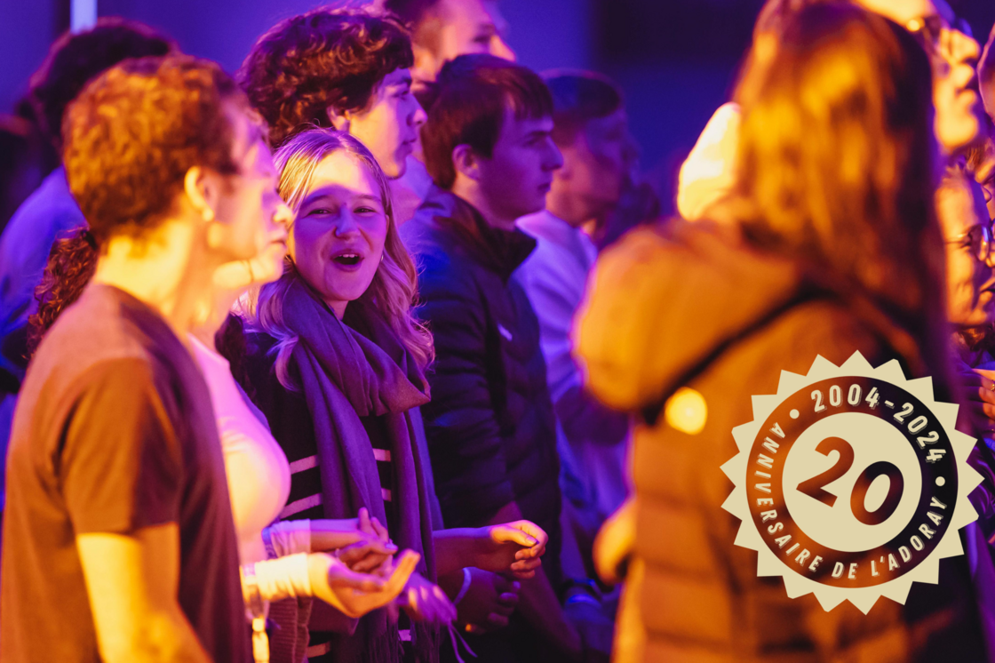 Junge Menschen bei einem Event, eine begeistert singende Frau. Logo zum 20-jährigen Jubiläum von L'ADORAY (2004-2024).