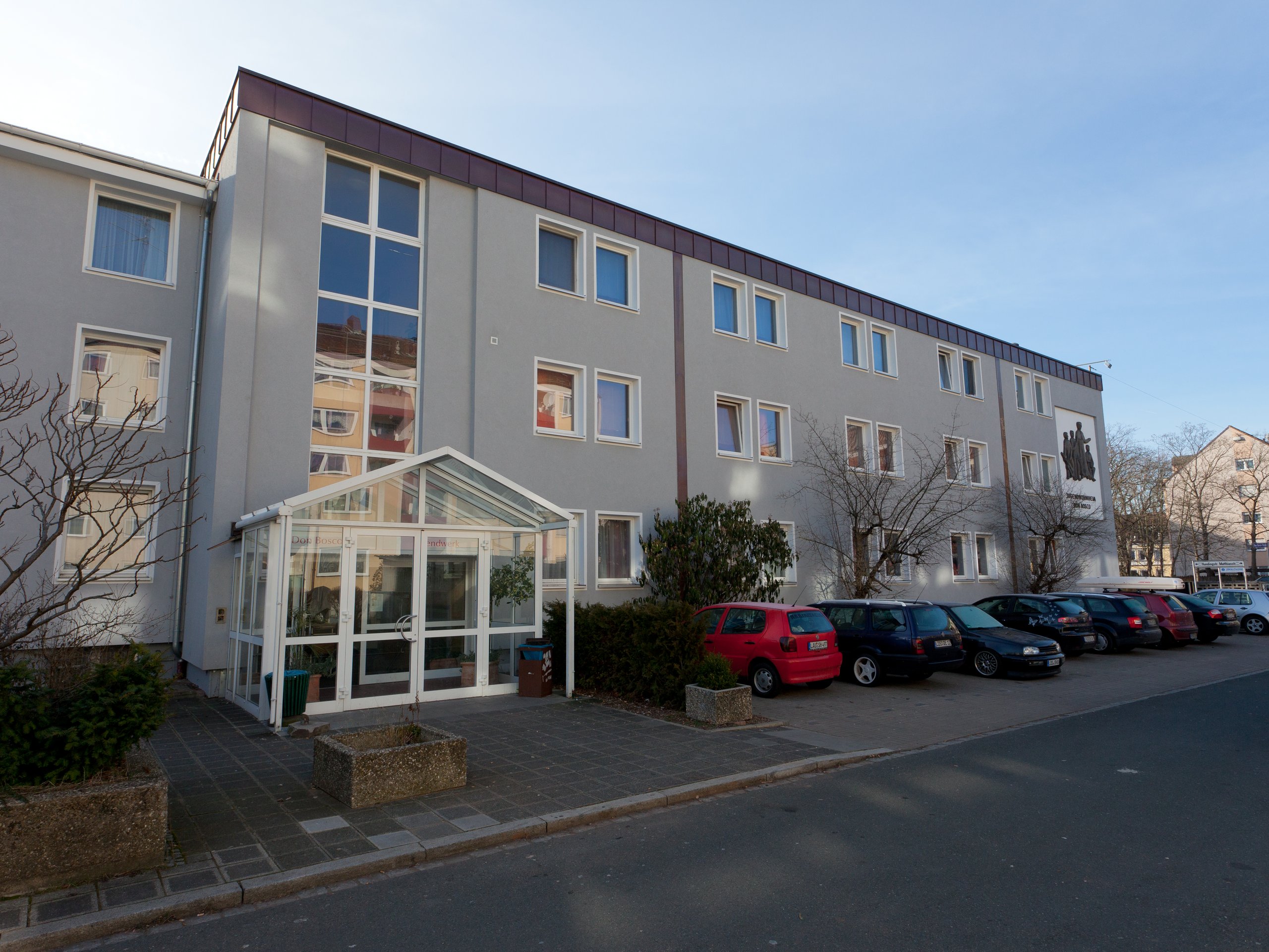 Nürnberg, graues Gebäude mit Parkplätzen davor