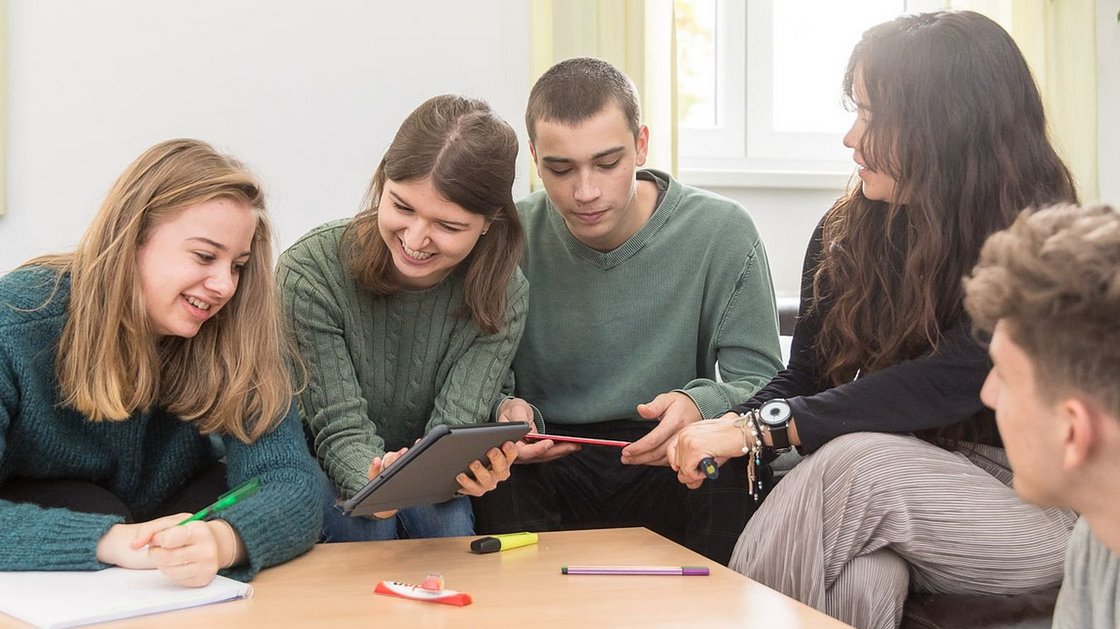 Jugendliche in einer Arbeitsgruppe.