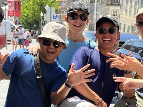 Junge Salesianer auf dem Weltjugendtag winken in die Kamera.