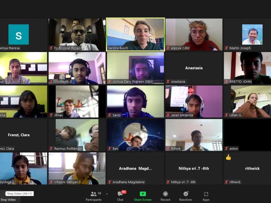 Rasteransicht einer Zoom-Videokonferenz mit 58 Teilnehmern, darunter Schüler und Erwachsene, teilweise mit Kamera an.