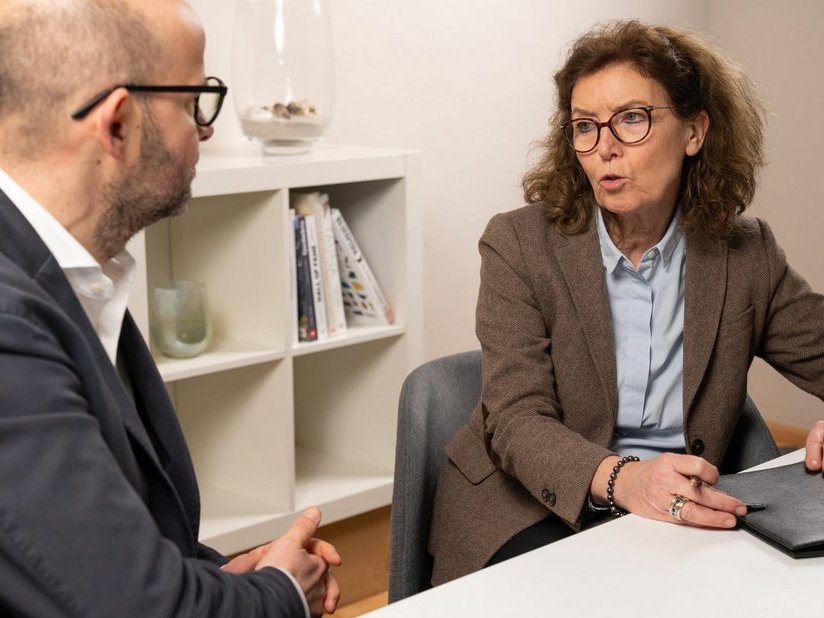 Eine Frau und ein Mann im Gespräch