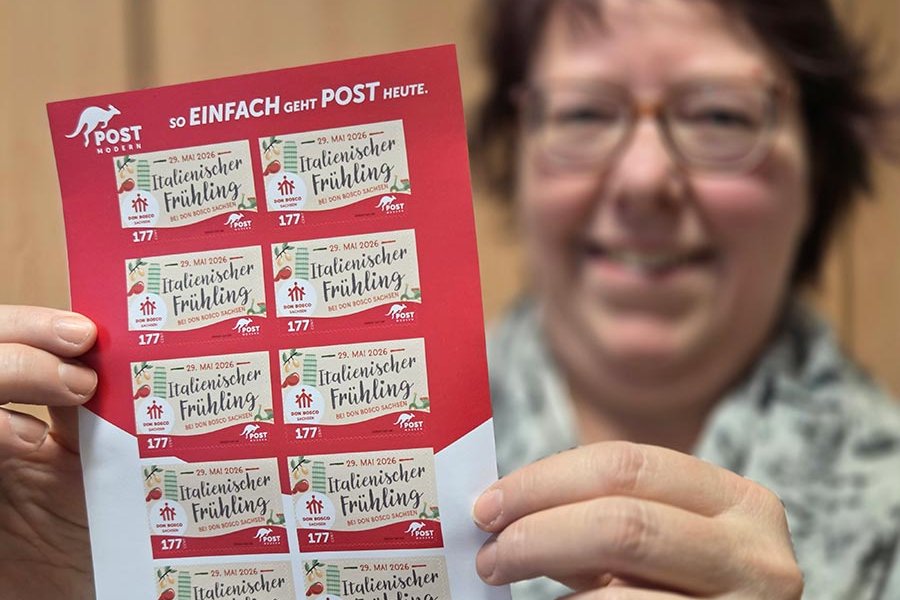 Eine verschwommene Person hält ein rotes Blatt "Italienischer Frühling"-Briefmarken mit Känguru-Logo und "POST MODERN".