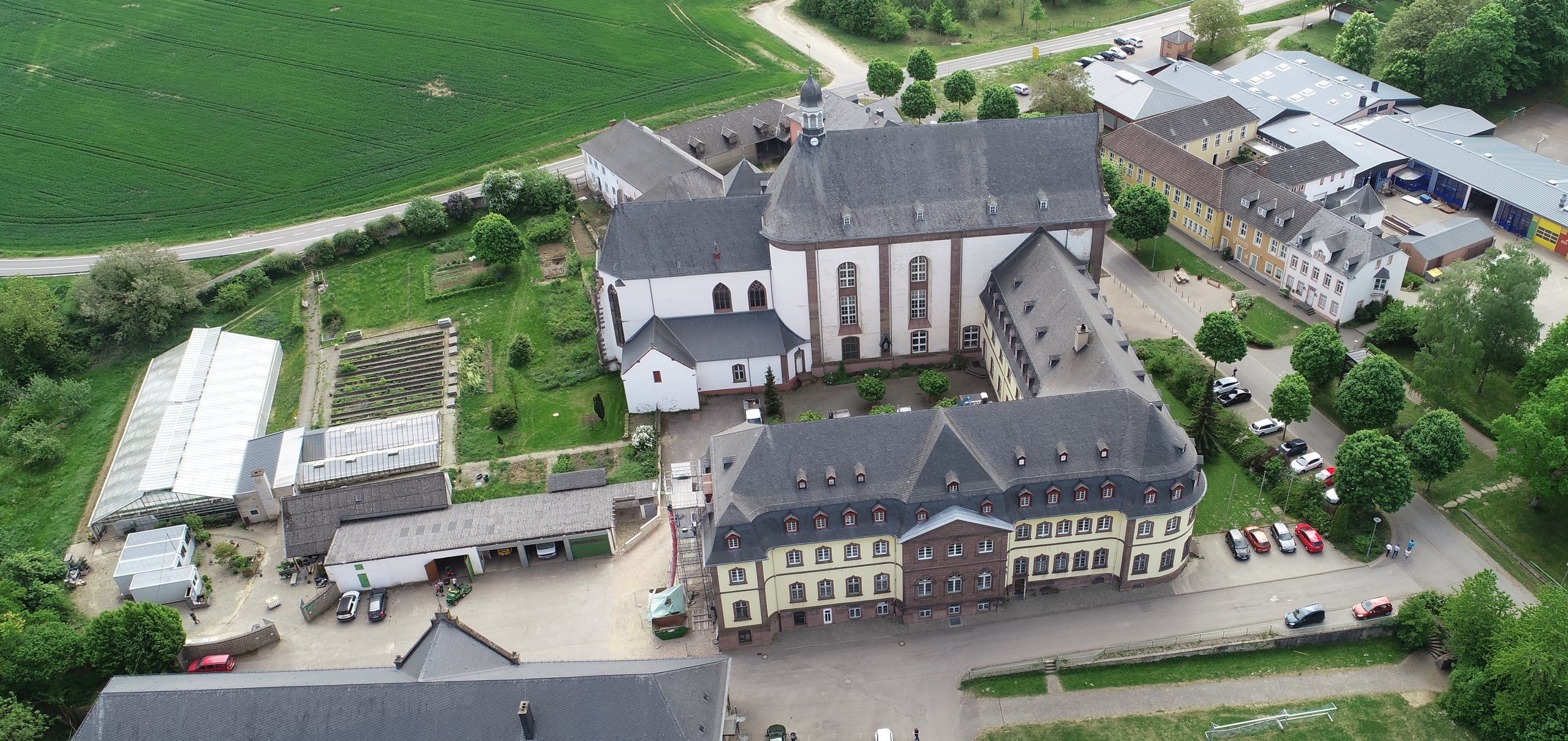 Vogelperspektive Einrichtung Helenenberg, 5 Gebäude im Komplex mit grüner Wiese und Bäumen