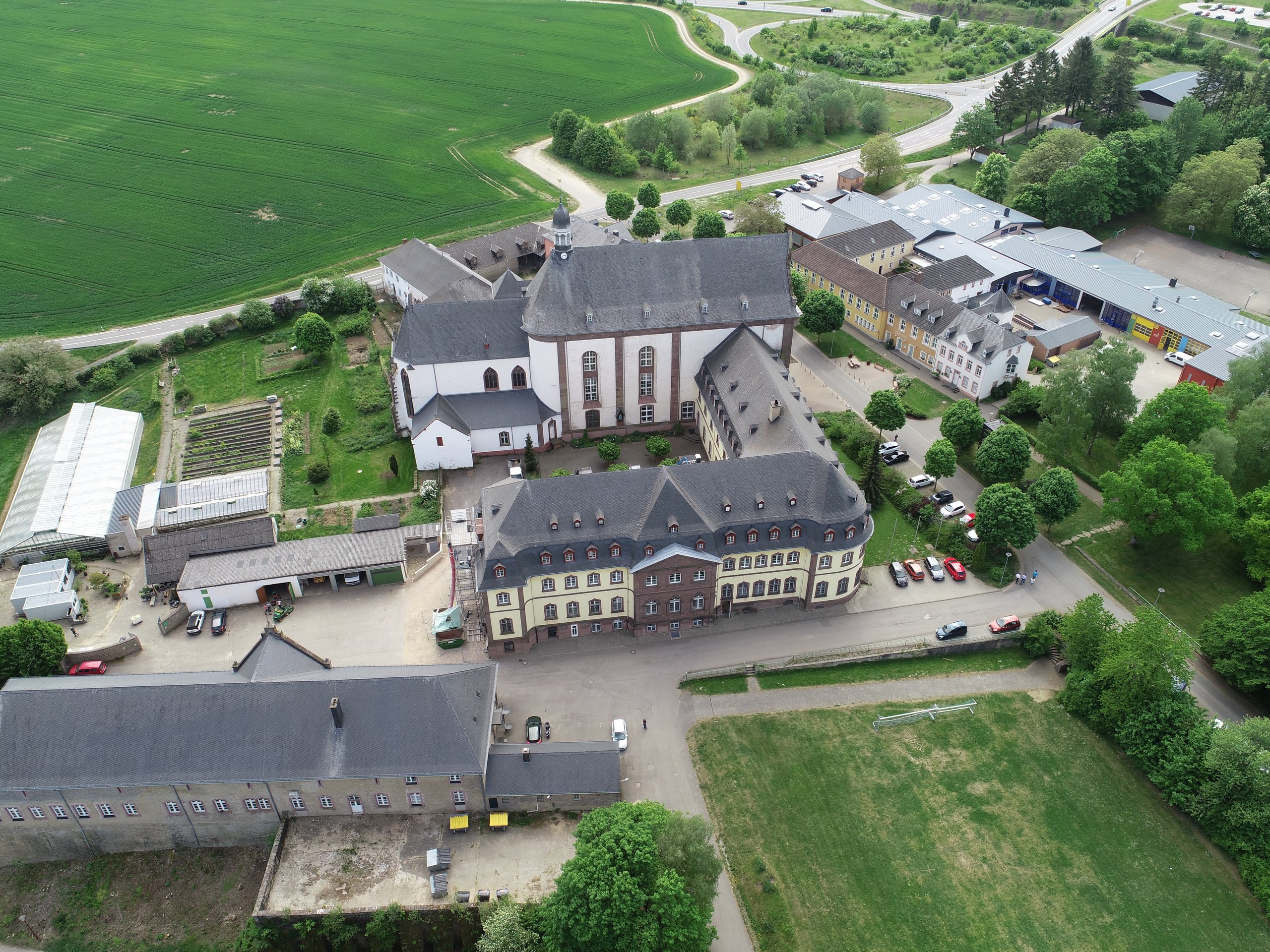 Vogelperspektive Einrichtung Helenenberg, 5 Gebäude im Komplex mit grüner Wiese und Bäumen