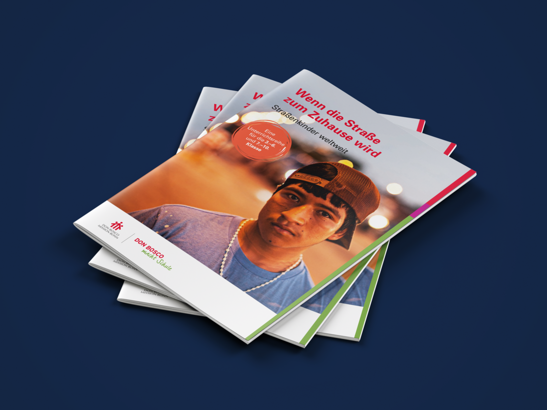 Mehrere Don Bosco Broschüren, oben mit einem Jungen in Kappe, Titel: 'Wenn die Straße zum Zuhause wird: Straßenkinder weltweit'.